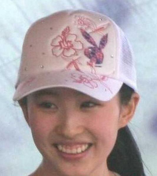 女星罕见丑照曝光 张柏芝翻白眼
