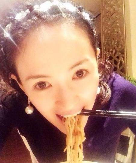 章子怡吃炸酱面庆祝。