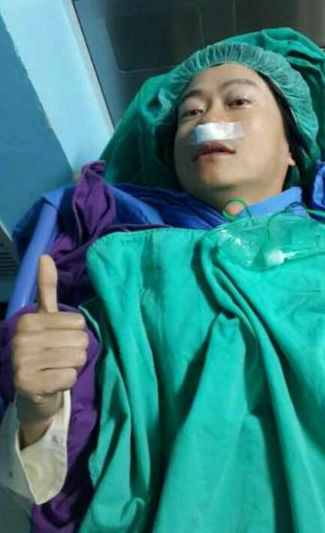 游鸿明鼻喉手术后报平安 晒术后照竖大拇指