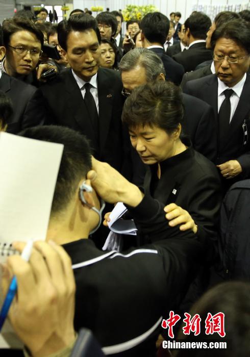 朴槿惠向沉船事故死难者献花 遭家属围堵