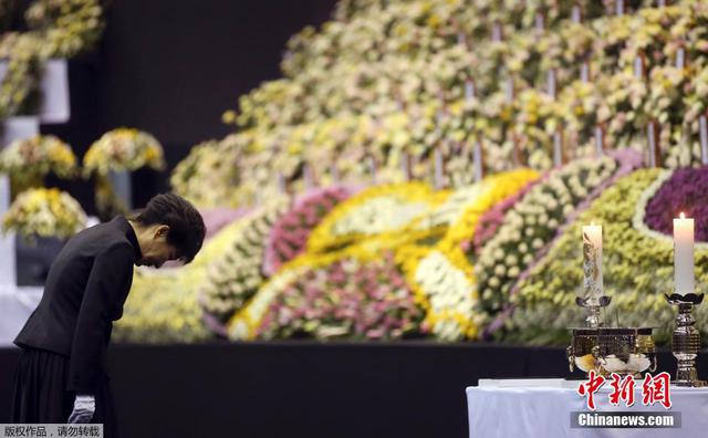 朴槿惠向沉船事故死难者献花 遭家属围堵