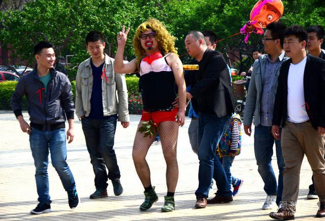 闹婚习俗新郎遭恶搞：穿胸罩 下体用树叶遮挡