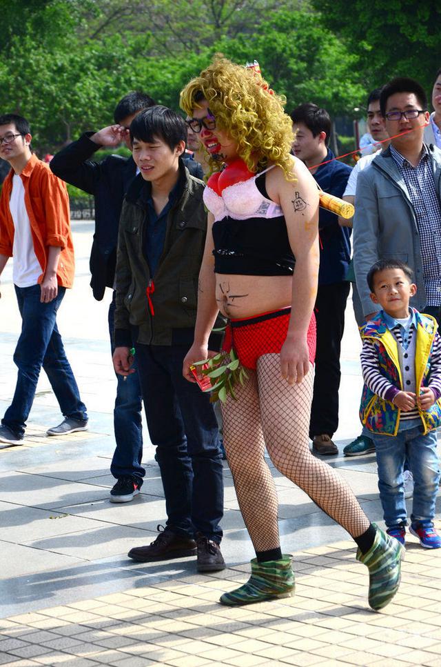 闹婚习俗新郎遭恶搞：穿胸罩 下体用树叶遮挡