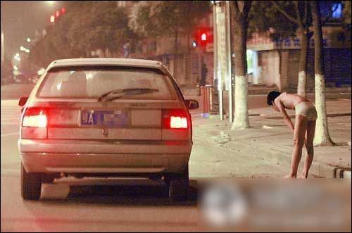 　男孩屡次逃课激怒父亲 被罚深夜街头裸跑