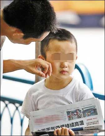 　父亲另类教育激怒7岁倔强儿子 不写作业上街卖报