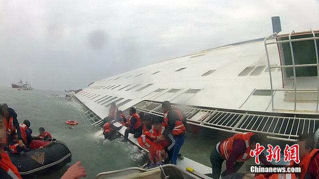 韩发布沉船当天救援视频 现场混乱不堪