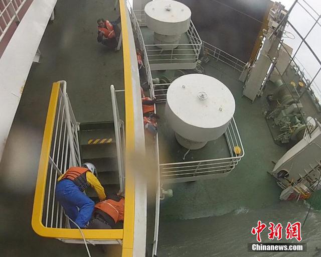 韩发布沉船当天救援视频 现场混乱不堪