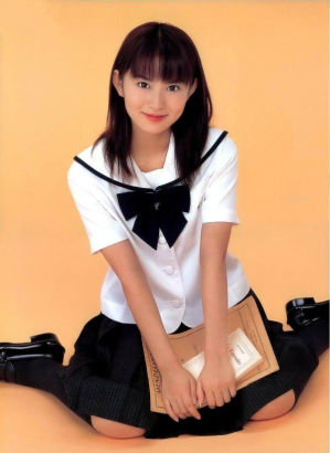 点讲讲日本的校服。通常分夏装和冬装两种，有的学校还规定了秋装、外套以及背包的款式。日本校服的基本款式，女生为水手服、短裙加长袜。