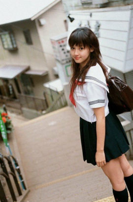 6日本校服一般由校方委托专门厂家设计制作，因为校服一旦定型就多年不变，所以校方与厂家的合作关系也是较稳固的。