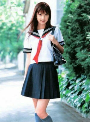 日本中学每十年一度会更新校服的款式。