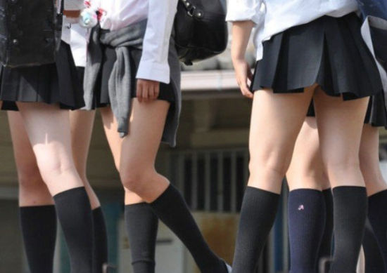 东京葛生高中早在三年前就开始了设计新校服的工作，好几套设计方案集中在一起，由学生试穿，根据学生投票，决定最终校服款式。