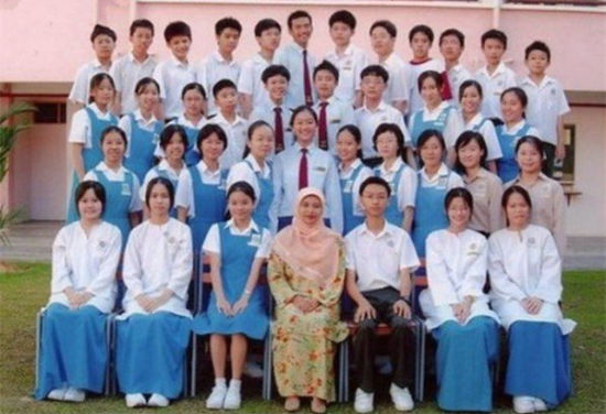 马来西亚对学生着装有非常严格的规定，如女生裙子要到膝盖以下，衬衣要遮住手肘等。