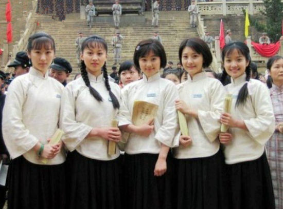 民国时期的女生服饰觉得不错。