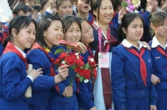 朝鲜的校服虽然朴实，但依旧遮盖不了学生的灿烂笑容。