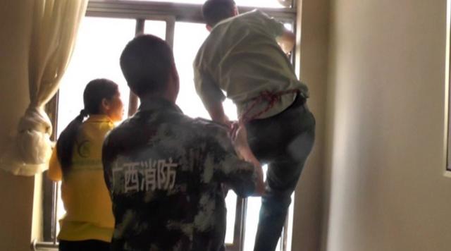 广西柳州裸女酒店欲跳楼轻生被救