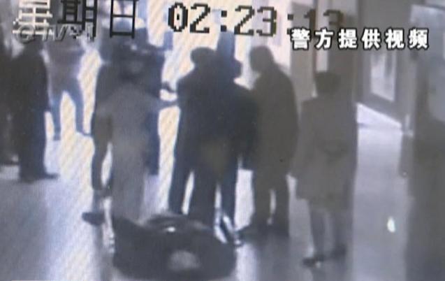 男子涉酒驾被测酒精度 拒不配合打交警