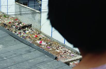 新建小区附赠垃圾场 气味刺鼻居民窗都不敢开