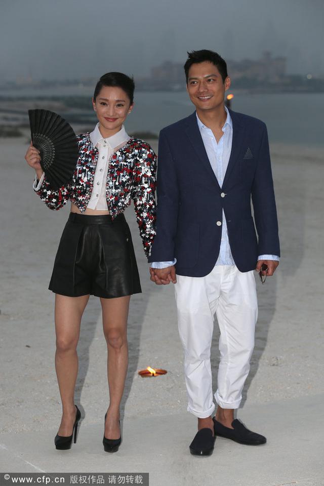周迅与男友首度公开亮相 甜蜜牵手