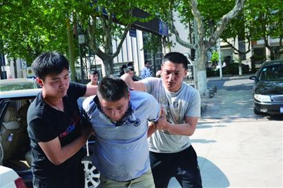 4名男子租车盗窃电动车 每次作案换上假车牌
