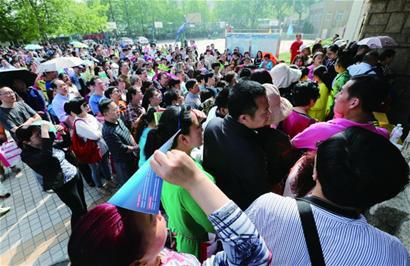 招生计划数近600人,报名的学生预计超过3000人,这意味着5个人中只能有1人入围。昨天,市实验初级中学招生现场火爆,报名结束后,将实行电脑派位。与此同时,青岛37中也开始招生。 招生计划数近600人,报名的学生预计超过3000人,这意味着5个人中只能有1人入围。昨天,市实验初级中学招生现场火爆,报名结束后,将实行电脑派位。与此同时,青岛37中也开始招生。
