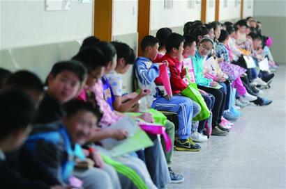 招生计划数近600人,报名的学生预计超过3000人,这意味着5个人中只能有1人入围。昨天,市实验初级中学招生现场火爆,报名结束后,将实行电脑派位。与此同时,青岛37中也开始招生。 招生计划数近600人,报名的学生预计超过3000人,这意味着5个人中只能有1人入围。昨天,市实验初级中学招生现场火爆,报名结束后,将实行电脑派位。与此同时,青岛37中也开始招生。
