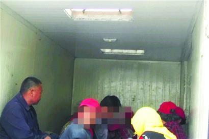 货车开天窗变客车载人 罚款2200元整改恢复原貌 货车开天窗变客车载人 罚款2200元整改恢复原貌