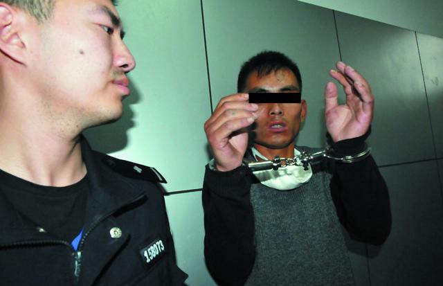 百余警力围堵擒获仨贼 两人拿石头砸民警