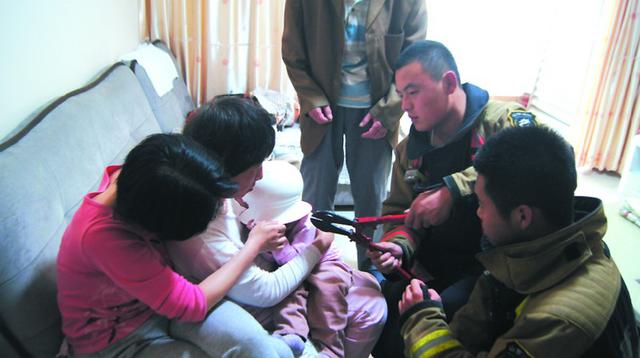 女童痰盂当钢盔卡住头 消防忙活半小时才取下