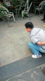 警方制服犯罪嫌疑人。