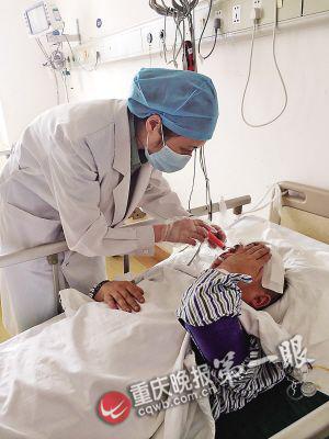 谢光亮在医院接受治疗