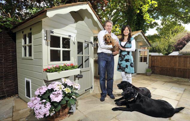 英男子斥资3万元为爱犬建造豪华狗屋