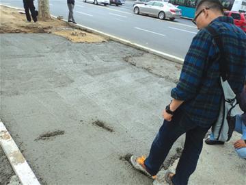 路面混凝土未干市民遭殃 名牌鞋变解放鞋