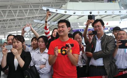 青岛机场空姐上演制服秀 现场派送玫瑰