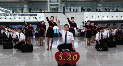 青岛机场空姐上演制服秀 现场派送玫瑰