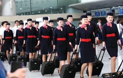 青岛机场空姐上演制服秀 现场派送玫瑰