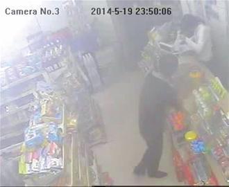 醉酒男子向便利店女店员表白 大耍酒疯
