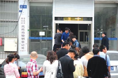 520市内653对新人登记 凌晨3点开始排队