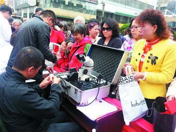 市民买十个玉镯都是假货:不是大理石就是玻璃
