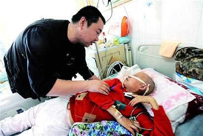 孝子倾家荡产救母 父亲因癌去世母亲自断后路