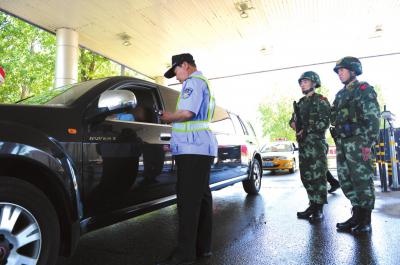 昨天，武警持枪在北务检查站执勤。京华时报记者赵思衡摄