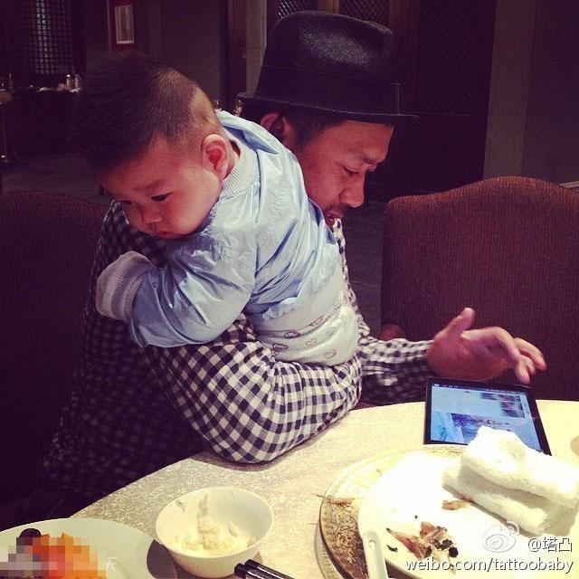 王学兵亲子照曝光 第三任妻子童颜靓丽