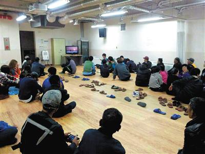 5月22日，由于韩朝双方互相炮击，韩国延坪岛的居民被紧急疏散，在一个避难场所休息。