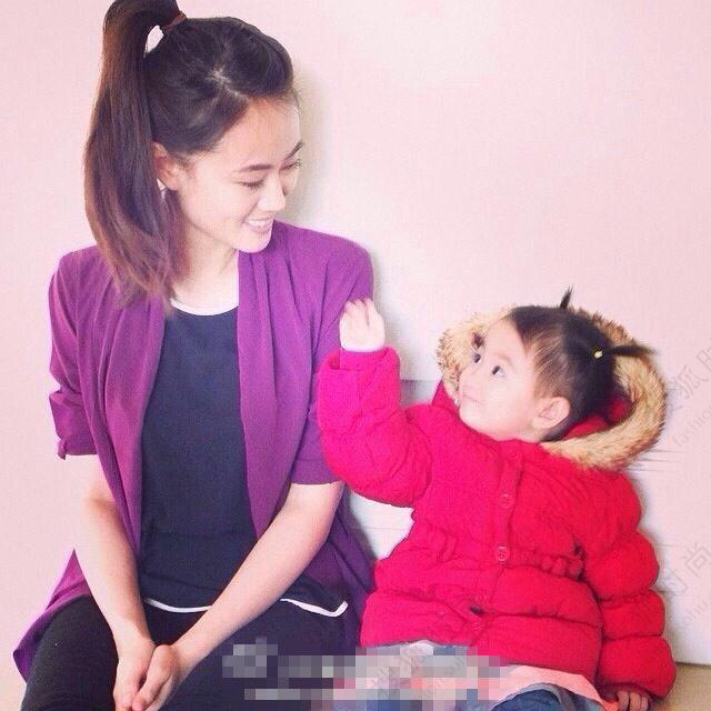 李小鹏女儿奥莉生活照