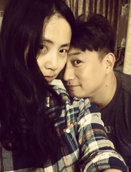 黄磊夫妇甜蜜私房照 面露笑容大秀恩爱