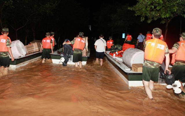 高清:武警暴雨搜救后席地而睡 浑身裹满泥浆