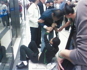 杭州地铁乌龙：把癫痫当斗殴 紧急停车清客
