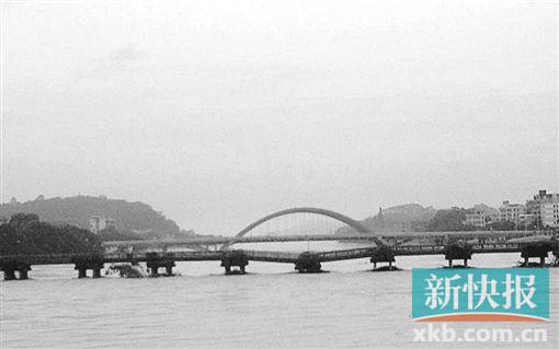 司机雨中拦过桥路人 数分钟后大桥被冲垮