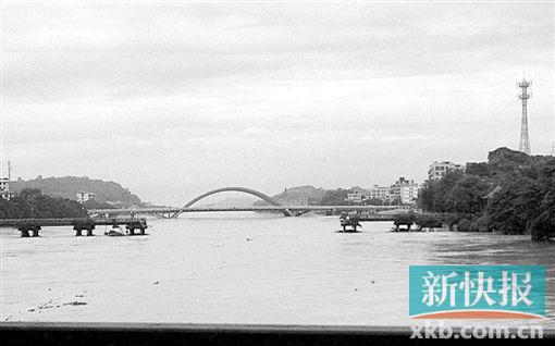 司机雨中拦过桥路人 数分钟后大桥被冲垮