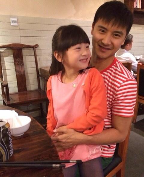 田亮晒与女儿吃饭照 森蝶为爸爸倒饮料