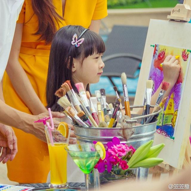 田亮晒与女儿吃饭照 森蝶为爸爸倒饮料